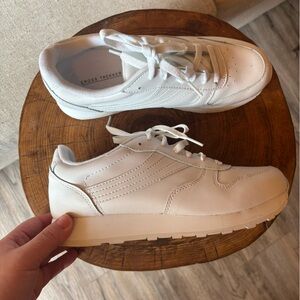 Women’s White Platform Sneakers - Classic Lace-Up Comfort